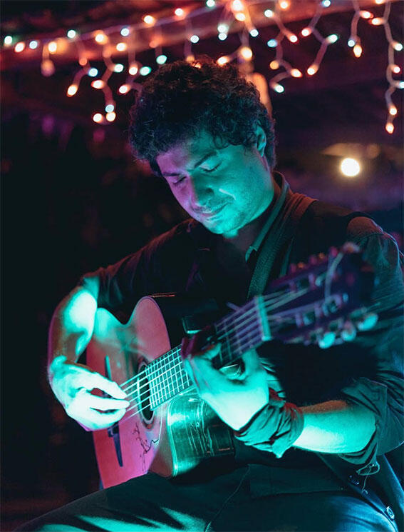 Soirée festive – Tony Putaggio Tony Putaggio jouant de la guitare néo-flamenco lors d’une soirée en extérieur