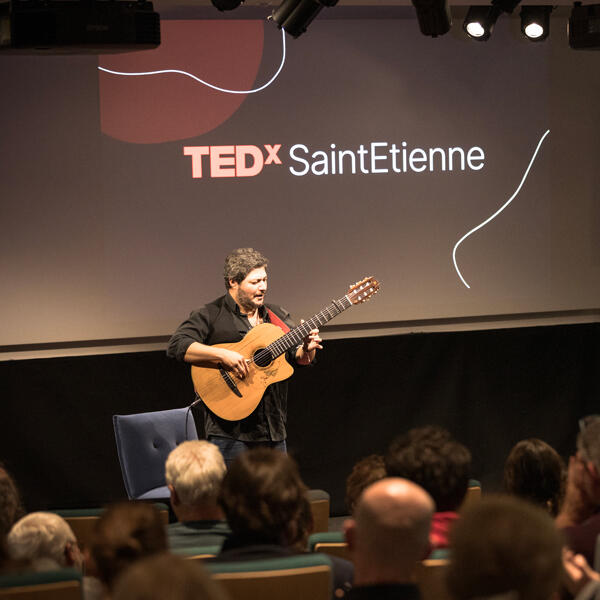 Parcours international – Tony Putaggio Montage photo de Tony Putaggio en concert en France et au Costa Rica