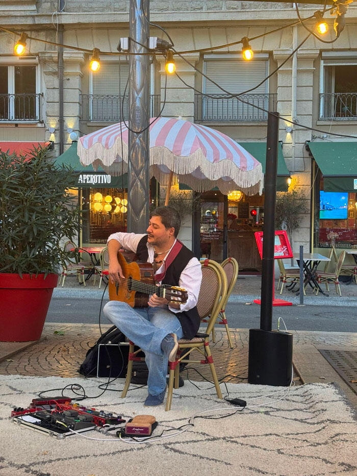 Tony Putaggio en concert de guitare néo-flamenco sur la terrasse d’un restaurant place Jean Jaurès à Saint-Étienne