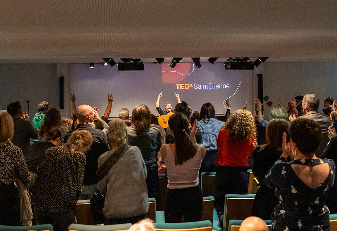 Tony Putaggio applaudi par le public à la fin de son concert lors d’un TEDx à Saint-Étienne